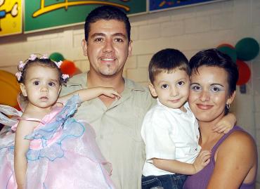 28052006 
Valeria Casale García junto a sus papás, Druzzo Casale Frausto y Adriana García de Casale y bsu hermanito.