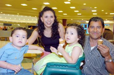 28052006 
Verónica Ávila de López y Luis Manuel López, acompañado por sus hijos Sofía y Andrés.