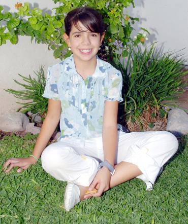 30052006 
Marifer Garrido Garza captada en la fiesta que le organizaron sus papás.