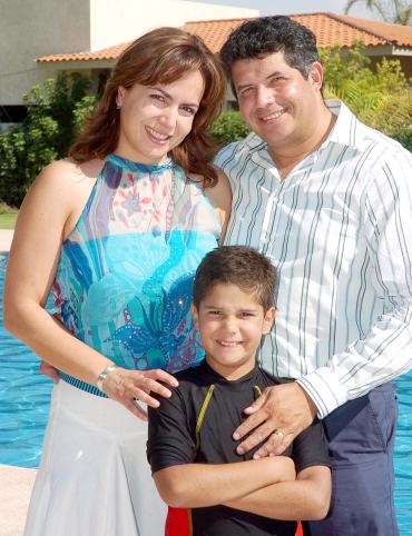31052006 
Andrés Díaz Muñoz con sus papás, Teresa y Aldo.