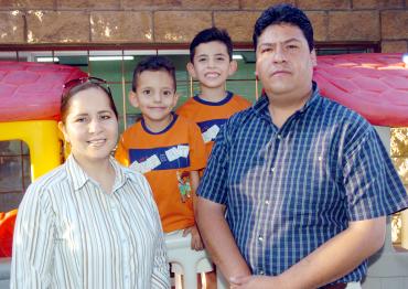 31052006
David Jiménez y Graciela de Jiménez con sus hijos David y Daniel Jiménez Sonora, en un festejo de cumpleaños.