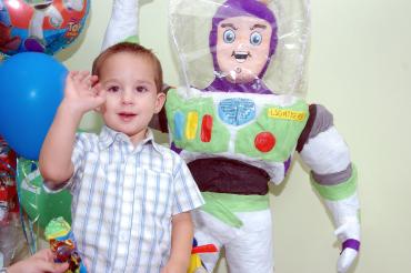 31052006 
Ernesto junto a su personaje infantil consentido, Buzz Light Year.