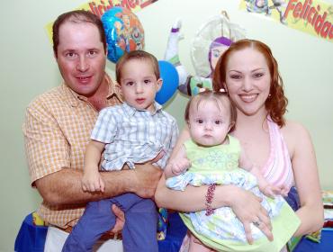 31052006 
Ernesto Segura González junto a su familia.
