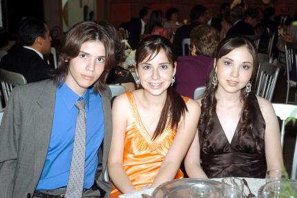 31052006 
Felipe, Sara y Mirthala Martínez Cabello.