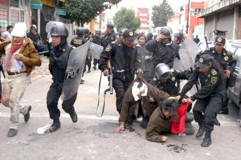 pesar de los hechos sangrientos registrados en San Salvador Atenco, estado de 

México, el país está 'a años luz de la ingobernabilidad', aseguró esta mañana el portavoz de la Presidencia de la República, Rubén Aguilar Valenzuela.