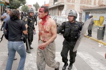 En San Salvador Atenco han sido detenidas varias personas pero se desconoce el destino de algunos policías que habían sido capturados por los rebeldes durante los enfrentamientos.