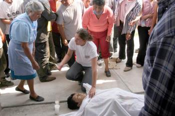 Los pobladores de San Salvador Atenco, que tienen antecedentes de enfrentamientos con las autoridades, atacaron a la policía en respuesta al arresto de algunos residentes en el mercado de la cercana población de Texcoco, según informó la prensa local.