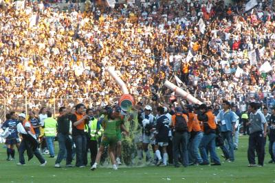 Lo mejor no estuvo en
la cancha. 
Tuvo que ser hasta después del silbatazo final cuando
las emociones superaron a las acciones y regalaron postales que
con mucho opacaron 180 minutos de aburrimiento en el estadio
Hidalgo.