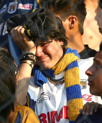 Sólo entonces la afición que abarrotó el Hidalgo pudo vitorear
          al nuevo monarca, en una final inolvidable, pero por lo mala que
          fue.