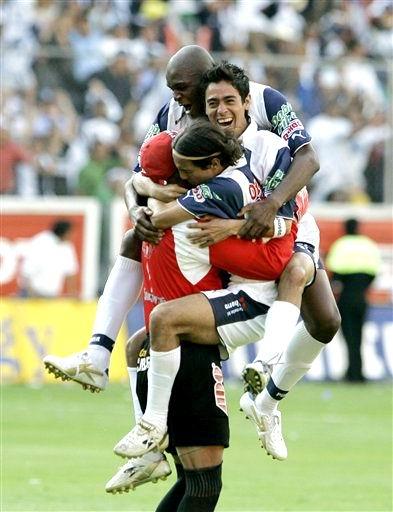 En el complemento, fueron a lo mucho 15 minutos de una más
intensa lucha, antes de volver a caer en el letargo de toda la
          final. 
En general tuvieron que pasar 62 minutos para ver la
          primera jugada de creación. Un taconcito de Caballero dentro del
          área, para la entrada de Landín que estrelló su disparo en el
          travesaño.