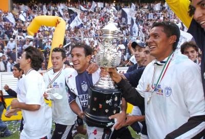 San Luis fue fiel a la escuela de su técnico Raúl Arias,
timonel potosino que de poderse, bien pudo haber acomodado el
autobús frente a su portería. En su planteamiento no alineó a un
solo delantero.