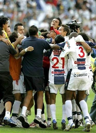 Y si no es por un polémico penalti que el árbitro Armando
Archundia concedió a los Tuzos, quizá ahora aún se buscaría el
anotador que marcara la diferencia en lo que fue esta insufrible
final del Clausura 2006.