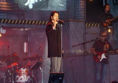 Aunque con esta última pretendía despedirse, el cantante regresó para complacer a sus fans con sus más recientes temas, como El Problema, para luego decir adiós no sin antes prometer que esta vez no tardaría tanto en regresar.