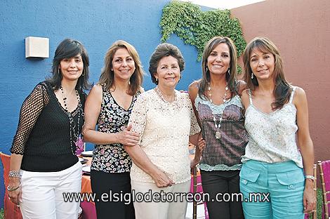 UN BONITO FESTEJO
La festejada junto a sus hijas, Carmen, Ángela, Susana y Cristina.
