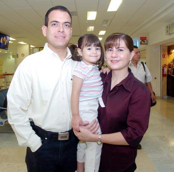 01062006 
Otto Ramos, Rosa Ellía Enriquez y Mariángel Ramos viajaron a Los Cabos.
