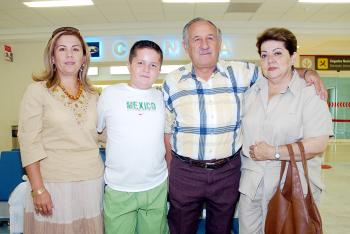 01062006 
Roberto, Sara, José y Sara Rojas viajaron a México.