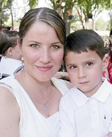 02062006 
Alejandra Zarragoicoechea de Rebollo con su hijo Santiago.
