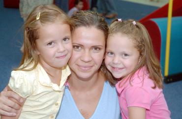 02062006 
Valeria Robles de Dávila con sus pequeñas hijas Valeria y Pamela.