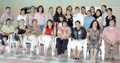 02062006 
Grupo de maestros de la Escuela Alfonso Rodríguez, en un agradable convivio.