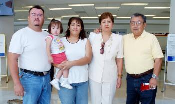 02062006 
Raúl Zurota y Susana Chávez viajaron a Mérida, los despidieron Luis Flores y Susana Zurita.