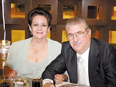 03062006 
Rosa de González y Gerardo González.