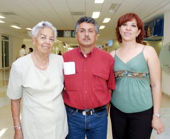 03062006 
 Amada Medina y Francisco Ramírez viajaron a Chicago, los despidió Angelina Acosta