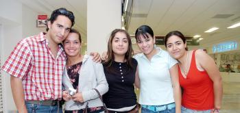 03062006 
Figuen Eker y Lucie Pralus viajaron a Paríz, los despuidieron Gustavo Soto , Alelí Agüero y Helwe Sánchez