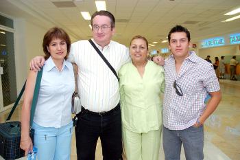 03062006 
Gabriela y Jorge Rivera, Esther García y David Estrada viajaron a Los Cabos