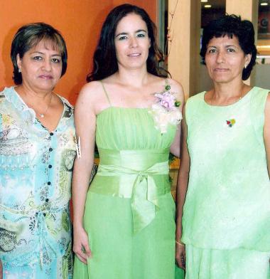 04062006 
María Esther Carmona junto a las organizadoras de su fiesta de despedida.