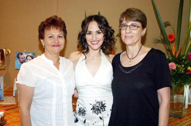 04062006 
Olga Fuentes Osorio acompañada de las organizadoras de su fiesta de despedida.