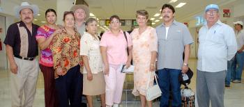 04062006 
Margarita, Francisco, Víctor, Soledad y José viajaron a Tijuana, los despidieron familiares