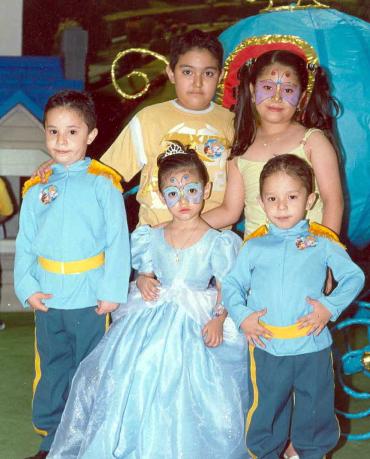 04062006 
Alicia Paola Salazar Amador y Alan David Ruiz Amador, el día de su piñata acompañadaos por sus primos.