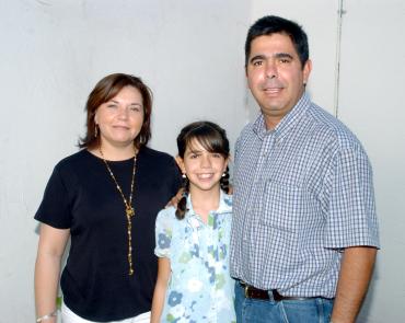 04062006 
Con motivo de su cumpleaños, Marifer Garrido Garza fue festejada por sus papás, Genoveva Garza de Garrido y Roberto Garrido.