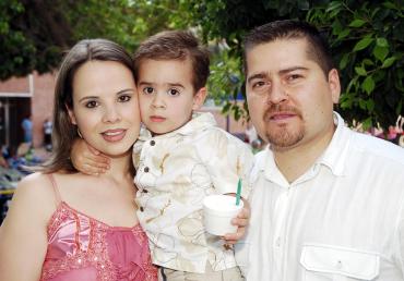 04062006 
Daniel Ramos Roca junto a sus papás, Daniel Ramos y su mamá Alejandra de Ramos.