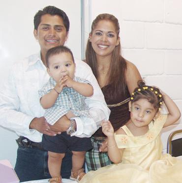 04062006 
Los pequeños Argentina y Jesús Isaías Aguilar fueron festejados con un divertido convivio por sus papás.