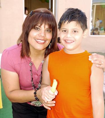 04062006 
Ocho años cumplió Ángel Cruz Delgadillo, lo acompaña su mamá Rosa Martha.