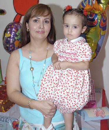 04062006 
Patricia Gómez López fue festejada por su mamá, Patricia López de Gómez.