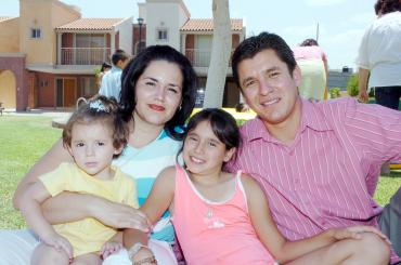 04062006 
Rocío Berumen de Yassin junto a la festejada.