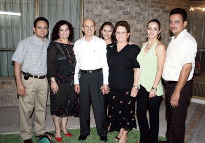 04062006 
José Armando Ramírez y Teresa Ortega de Ramírez celebraron 44 años de matrimonio, acompañados por sus hijos Armando, María Guadalupe, Jesús, María de la Luz y Mayela Ramírez Ortega.