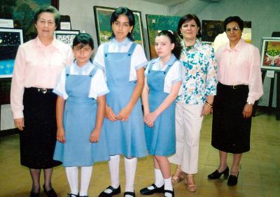 04062006 
María del Rosario Silva, Graciela Ávila y Marcela Lozano de Wong con las ganadoras del concurso