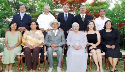 04062006 
Señores Brígido Estala Lozoria y Guadalupe Echeverría de Estala acompañados por sus hijos en el festejo que les ofrecieron con motivo de sus bodas de oro