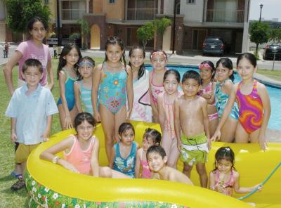 04062006 
Muchos amiguitos acompañaron a Daniela Fernanda Berumen Frías.