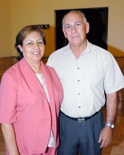 04062006 
Rubén López y Patricia de López.