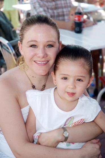 06062006 
Ana Cris de Mery y su hija Isabella