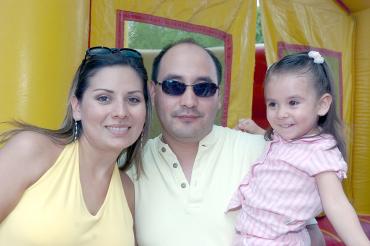 06062006 
Santiago, Claudia y Daniela Luviano