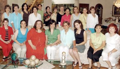 05062006 
Emilia Sánchez Salama disfrutó de una fiesta de despedida junto a sus amistades.