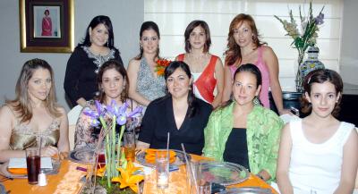 07062006 
Alejandra González Valencia disfrutó de una fiesta de despedida.
