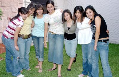 07062006 
Mariana Aboytes, Valeria Jiménez, Niria Hernández, Paloma Rocha, Brenda García y Ana Sofía Núñez, felicitaron a Silvia Núñez.