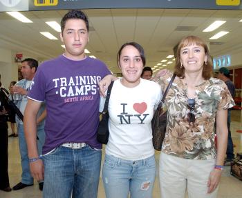 05062006 
Ricardo Rodríguez, Cecilia de Rodríguez y Cecilia Rodríguez viajaron al DF.