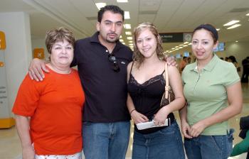 07062006
Carolina y Carlos Anaya viajaron al Caribe, los despidieron Carmelita y Paty Anaya.